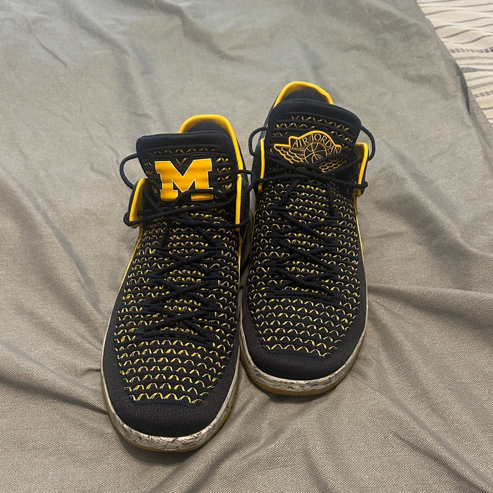 Jordan Mens Blue and Yellow Michigan Wolverines Basketball Sneakers
